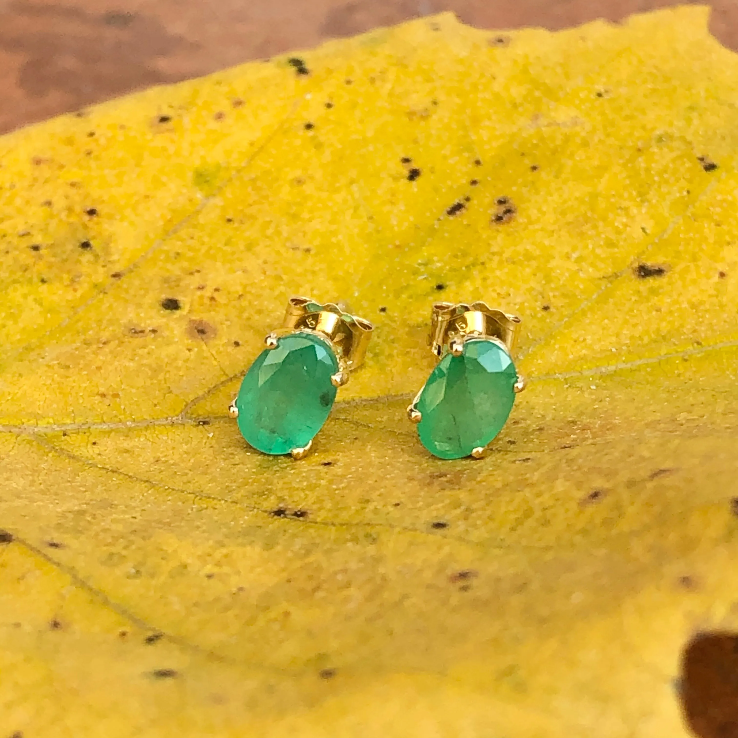 14KT Yellow Gold Oval 1.00 CT Colombian Emerald Stud Earrings