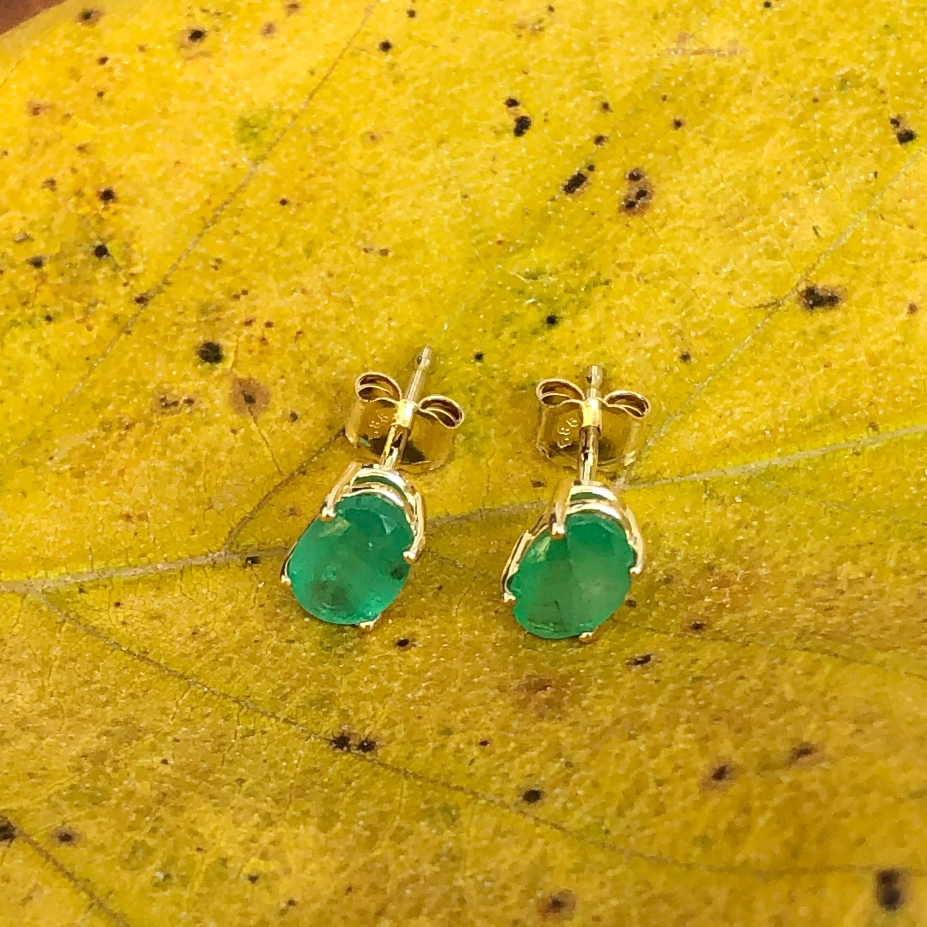 14KT Yellow Gold Oval 1.00 CT Colombian Emerald Stud Earrings