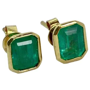 4.00 Carats Fine Colombian Emerald Stud Earrings Bezel 18K Gold