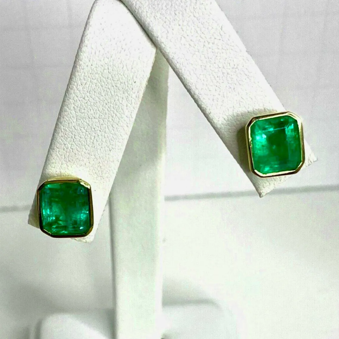 4.00 Carats Fine Colombian Emerald Stud Earrings Bezel 18K Gold