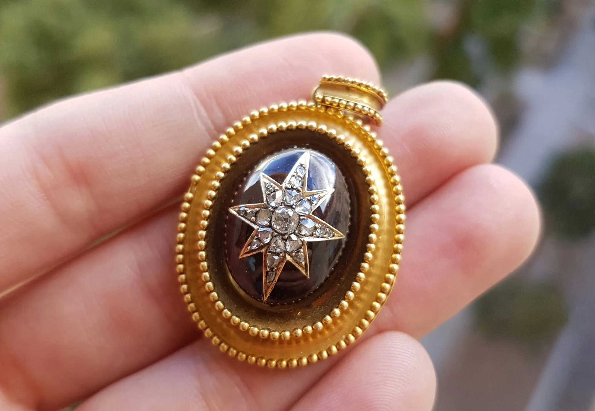 ANTIQUE 18K GOLD DIAMOND AND GARNET MEMORIAL LOCKET