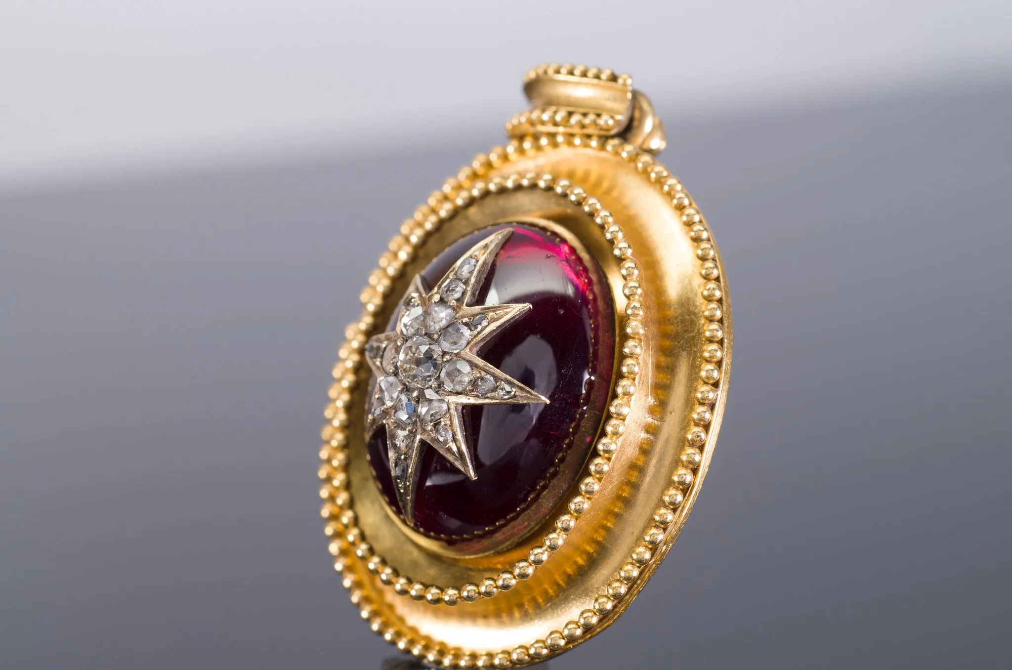 ANTIQUE 18K GOLD DIAMOND AND GARNET MEMORIAL LOCKET