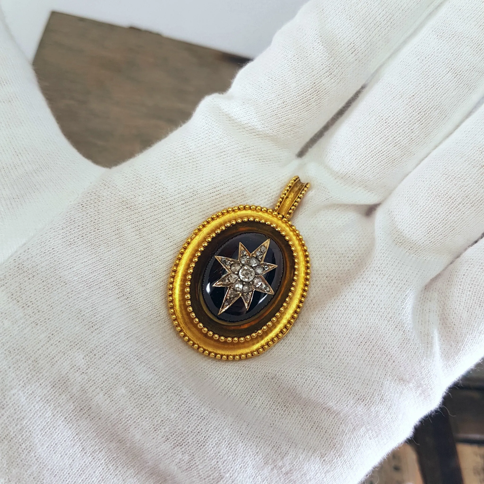 ANTIQUE 18K GOLD DIAMOND AND GARNET MEMORIAL LOCKET