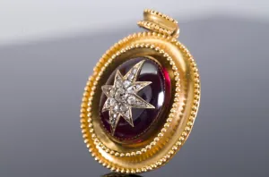 ANTIQUE 18K GOLD DIAMOND AND GARNET MEMORIAL LOCKET