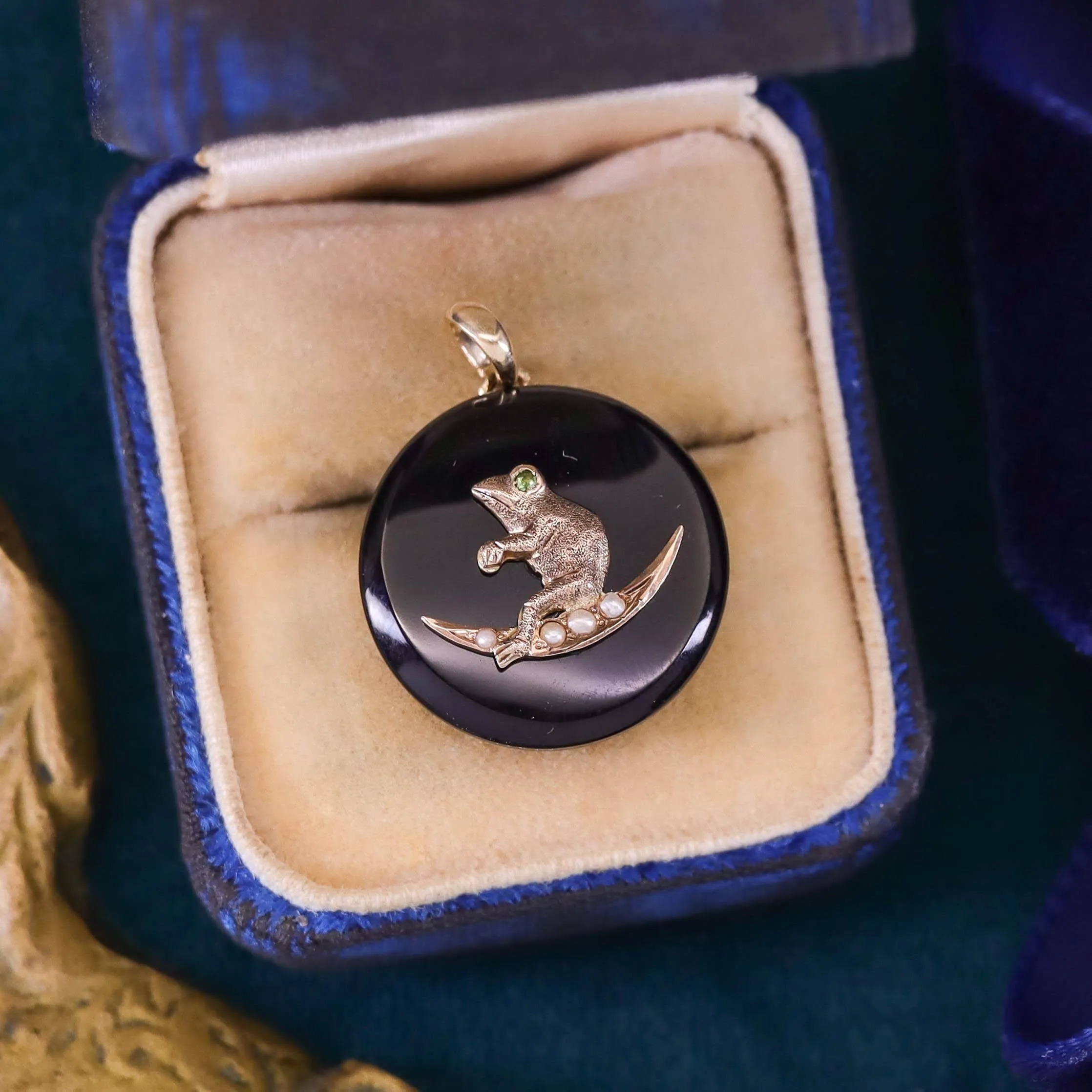 Antique Onyx Frog Pendant of 14k Gold