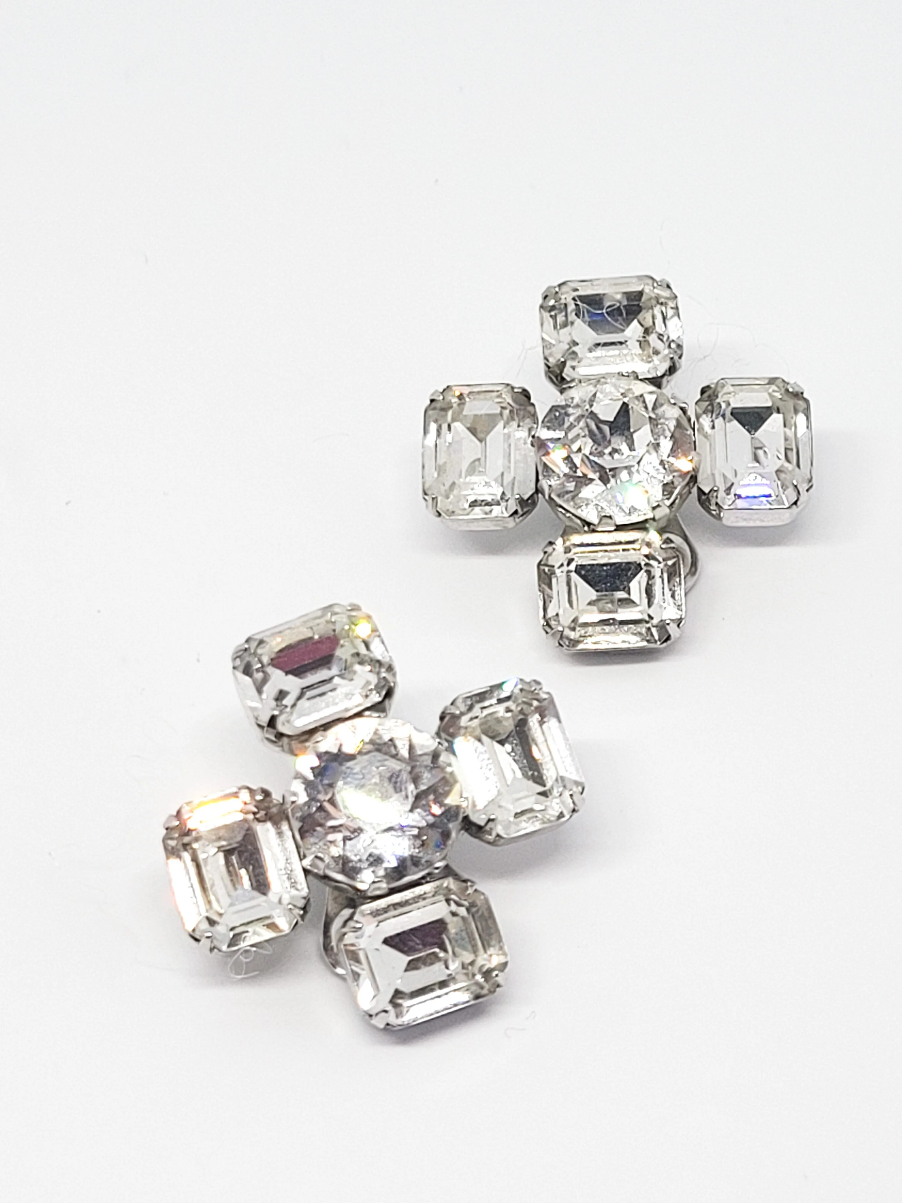 Brilliant bright emerald cut clear rhinestone flower vintage clip on earrings