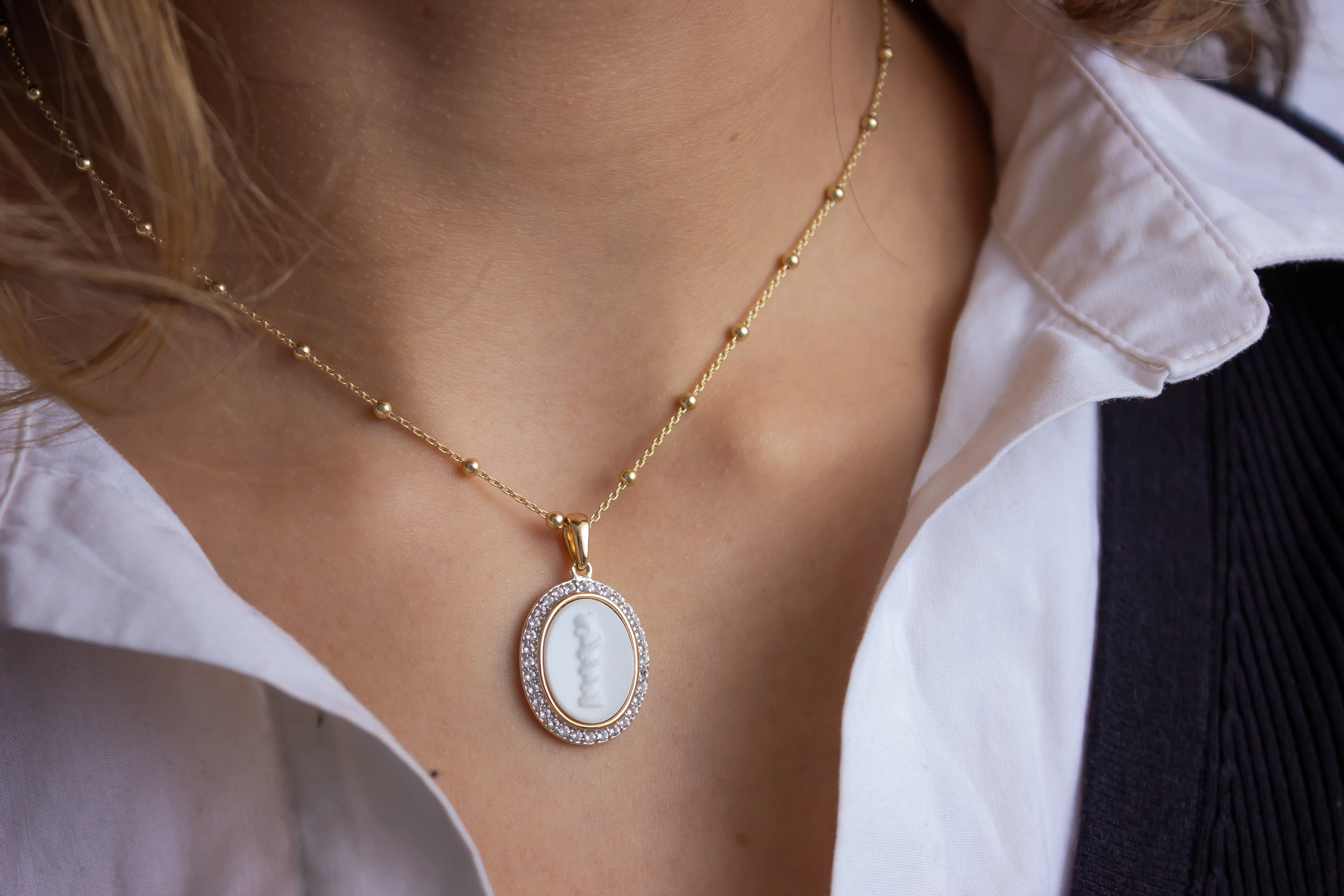 Cameo Pendant White Topaz