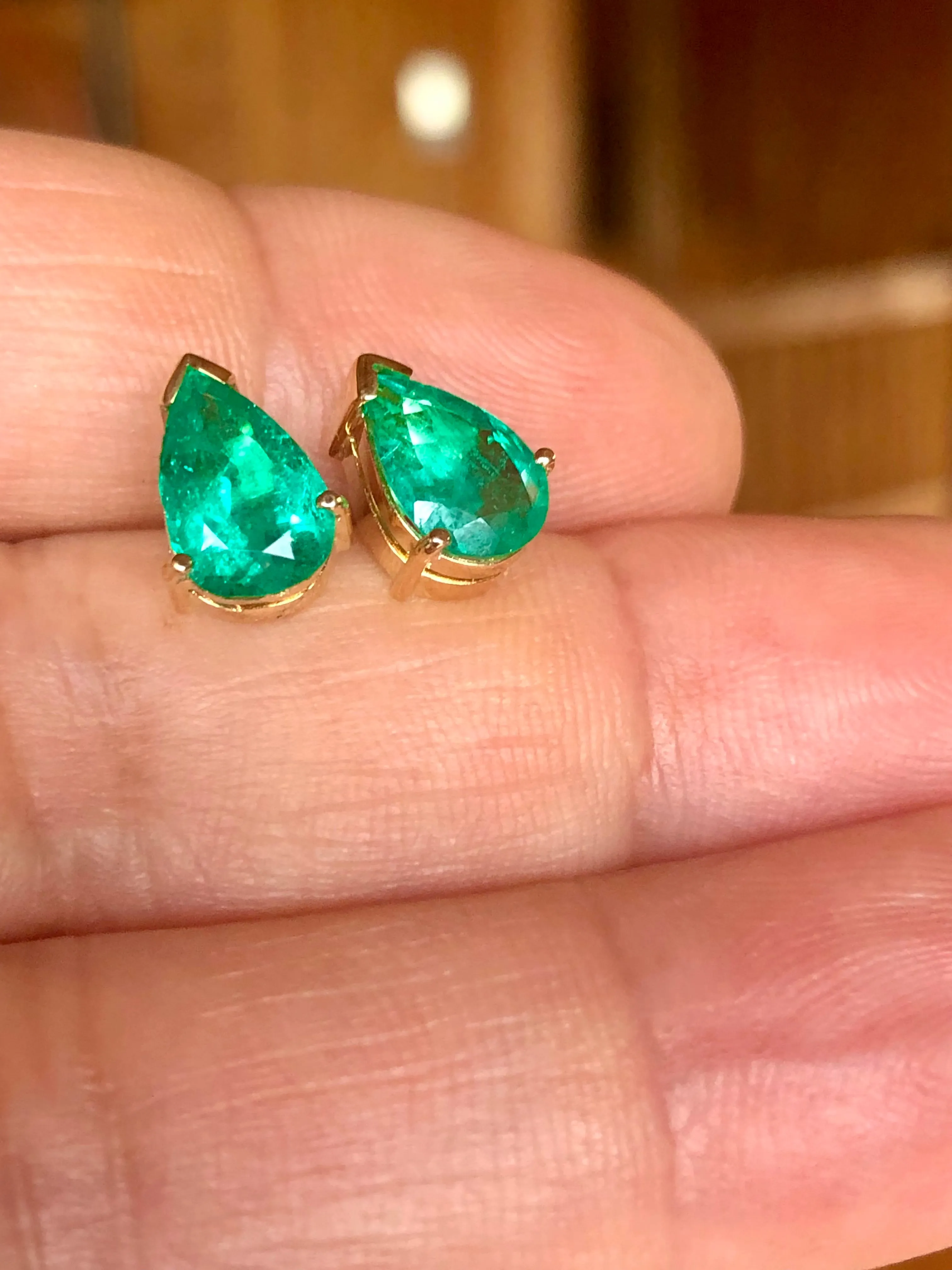 Fine Colombian Emerald Pear Cut 18k Yellow Gold Stud Earrings