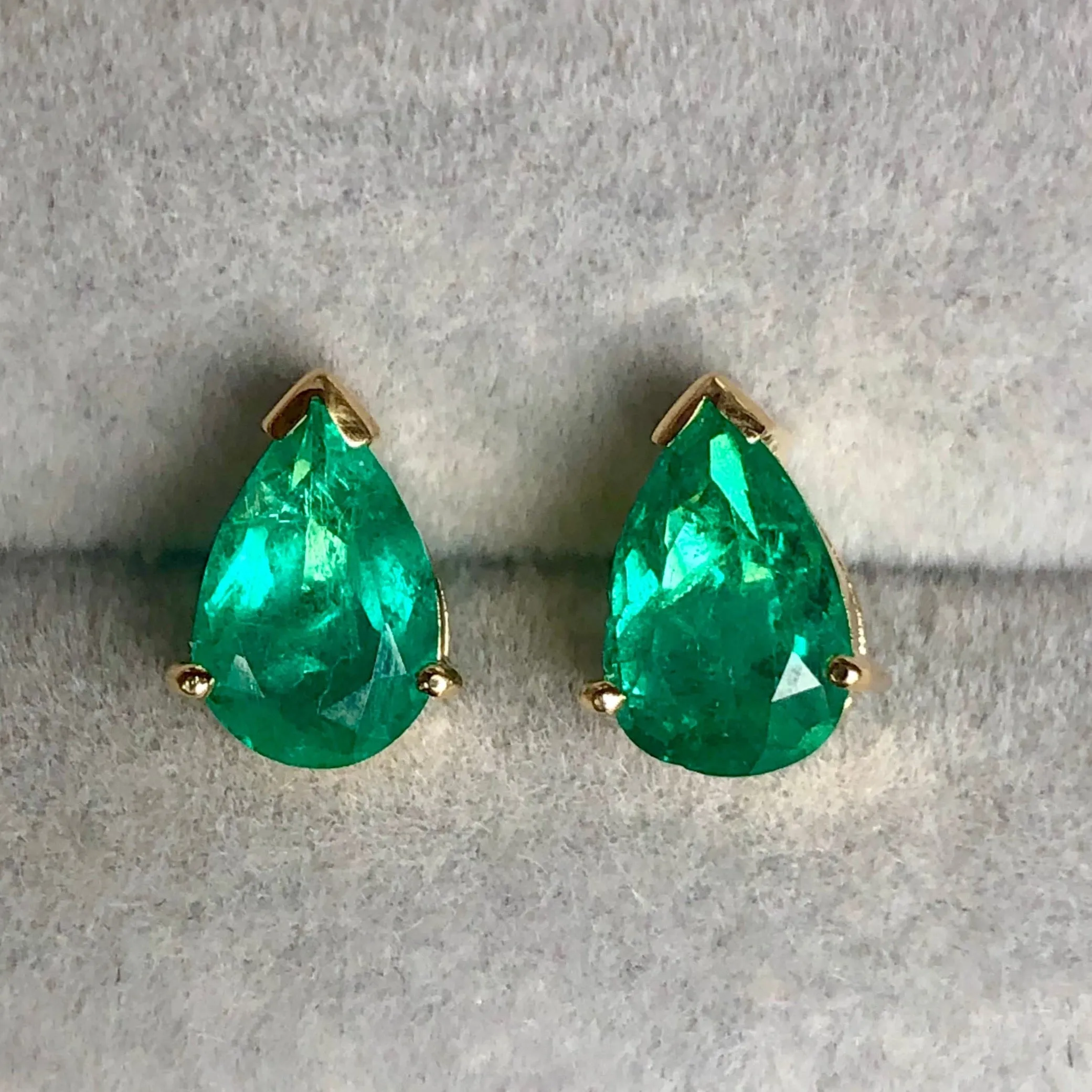 Fine Colombian Emerald Pear Cut 18k Yellow Gold Stud Earrings