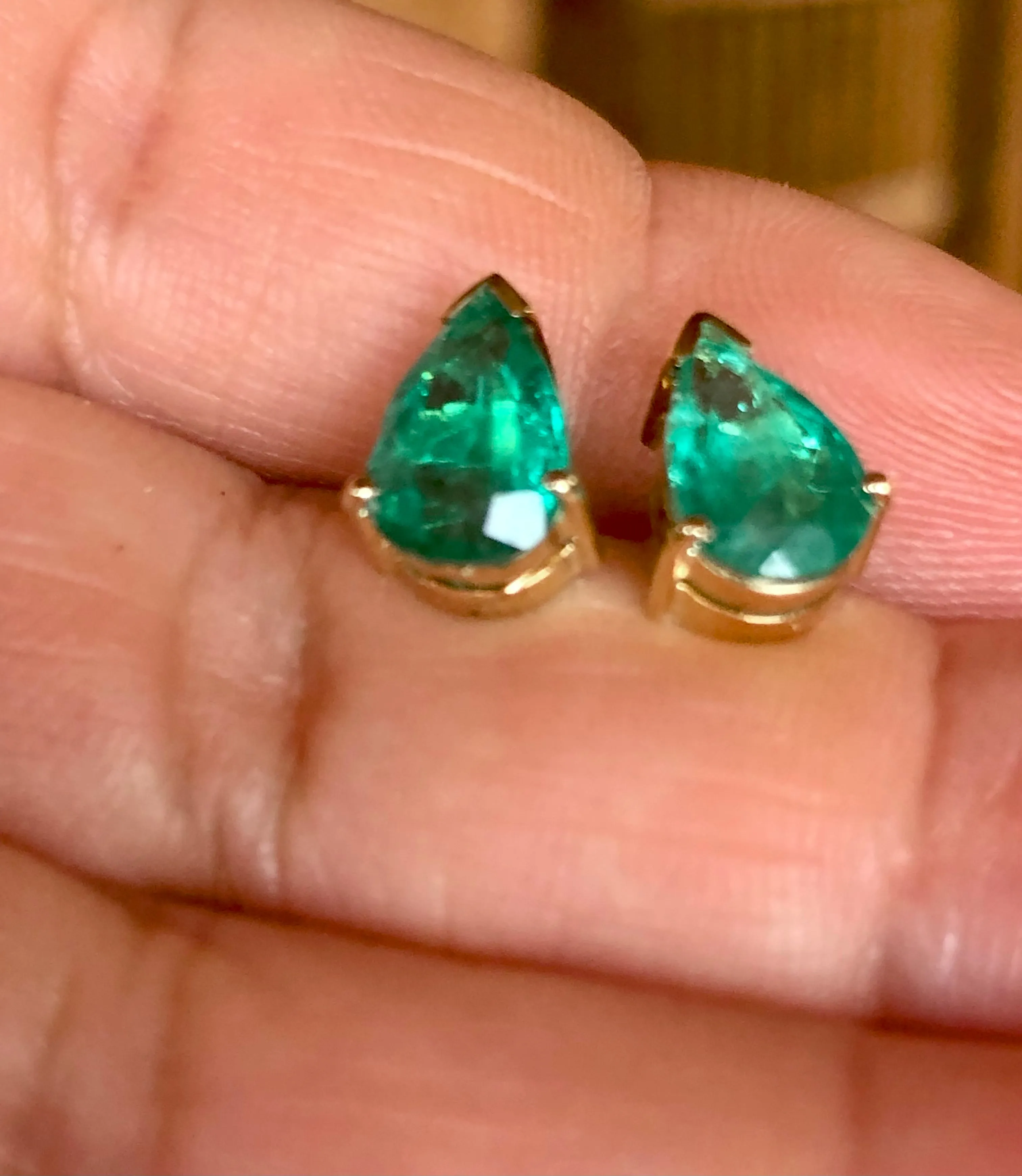 Fine Colombian Emerald Pear Cut 18k Yellow Gold Stud Earrings