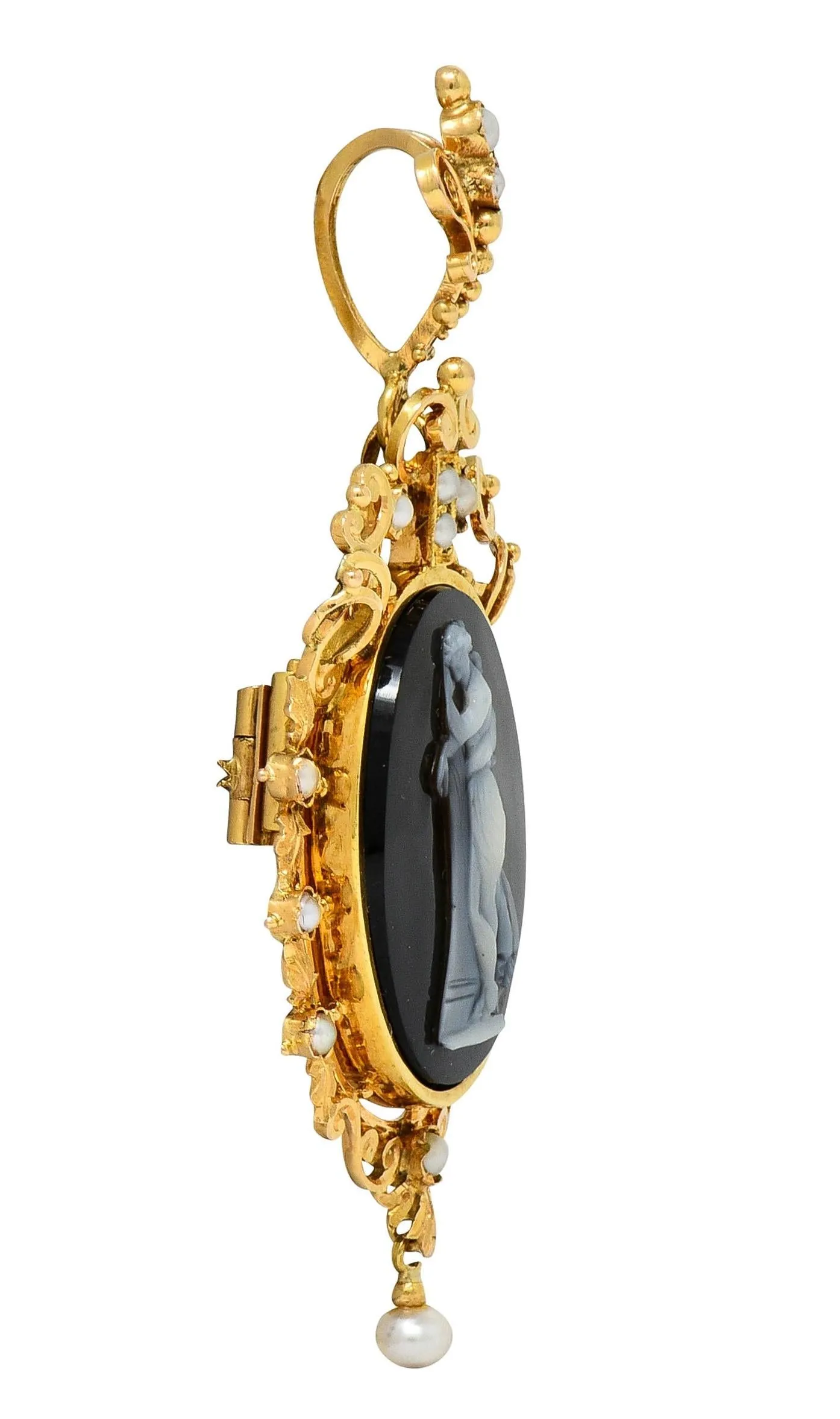 French Victorian Pearl Carved Agate Onyx 18 Karat Gold Neoclassical Women Antique Pendant Brooch