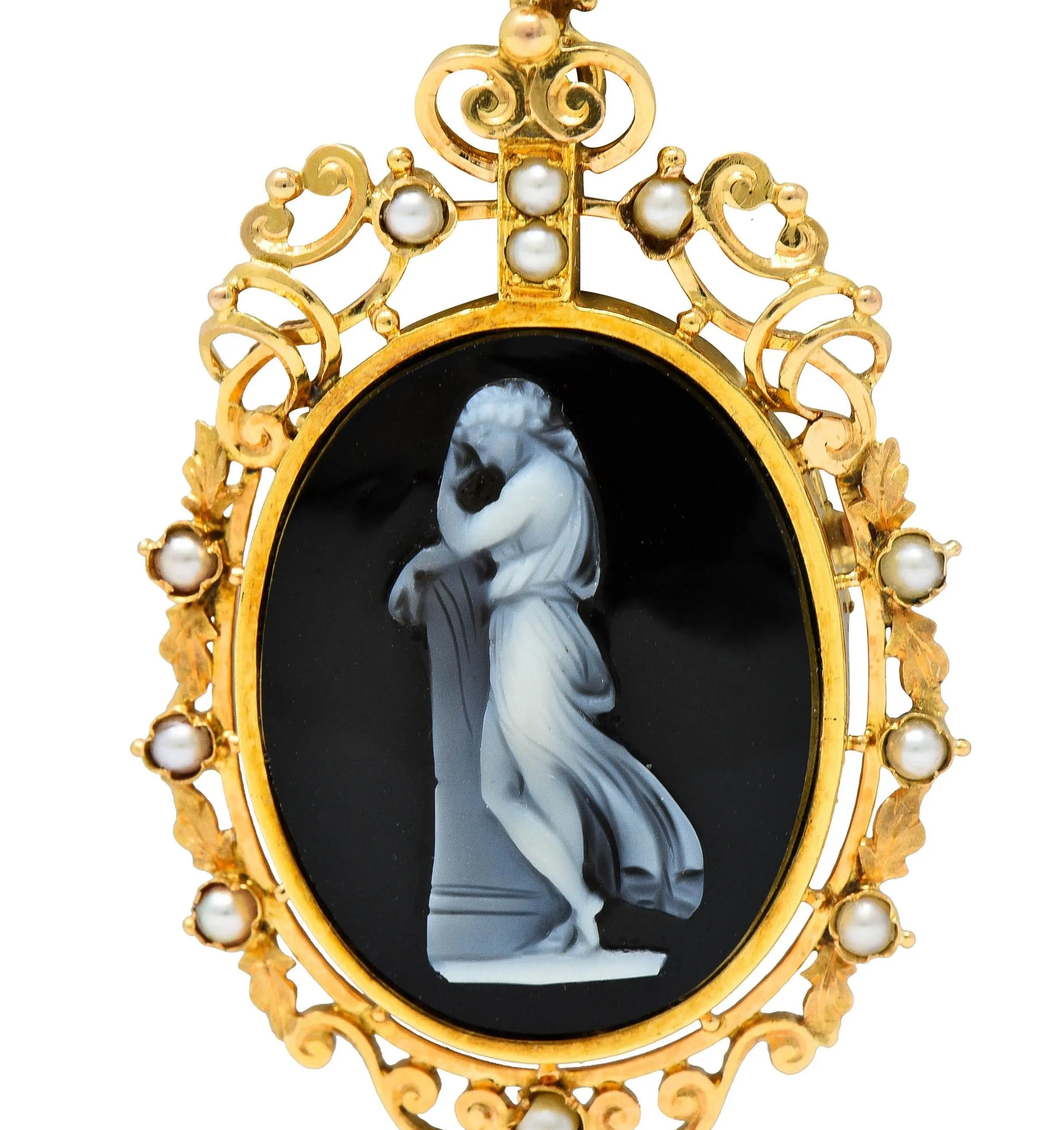 French Victorian Pearl Carved Agate Onyx 18 Karat Gold Neoclassical Women Antique Pendant Brooch
