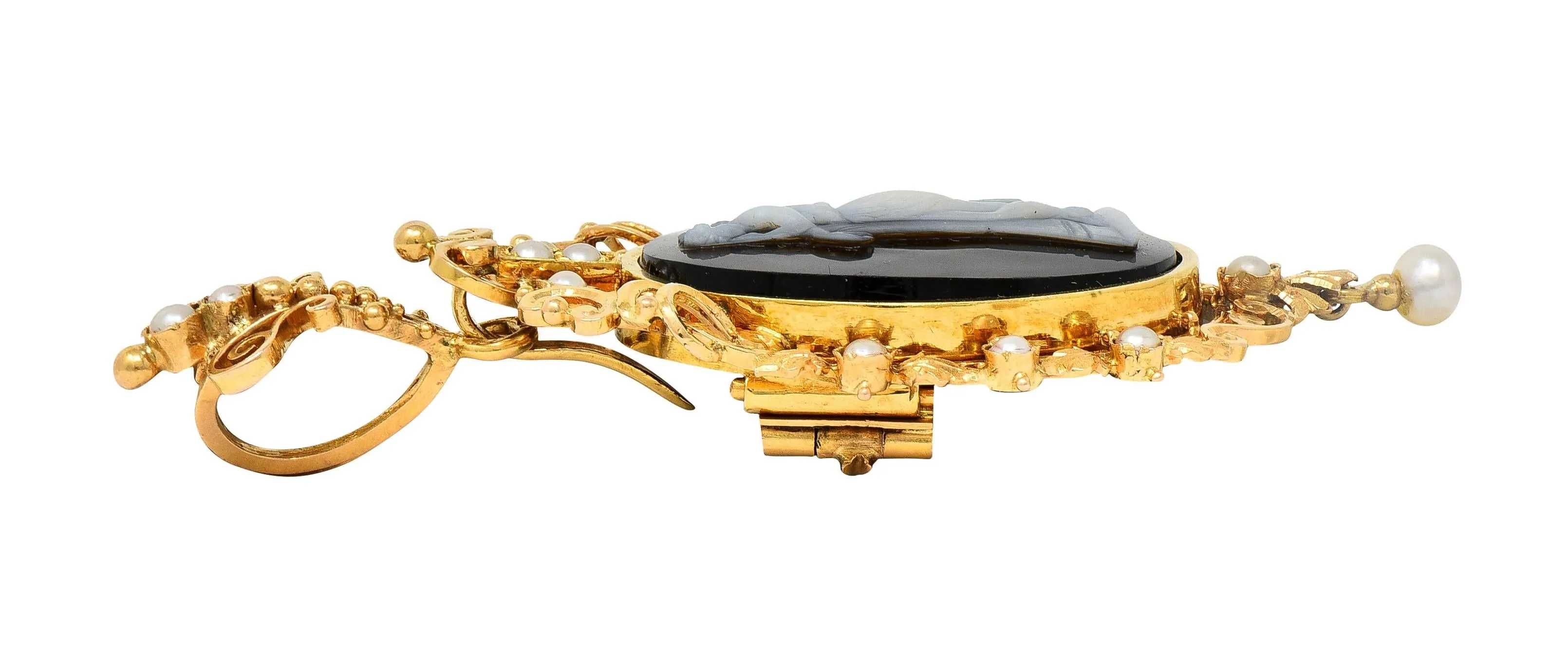 French Victorian Pearl Carved Agate Onyx 18 Karat Gold Neoclassical Women Antique Pendant Brooch