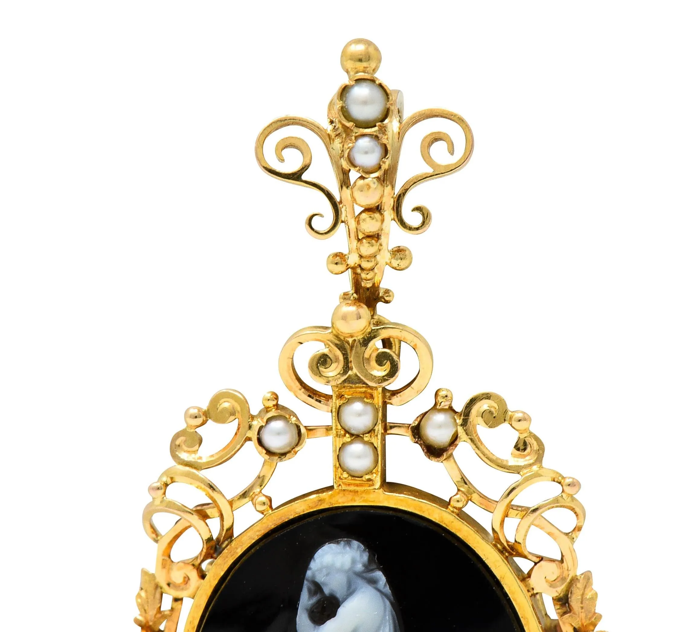 French Victorian Pearl Carved Agate Onyx 18 Karat Gold Neoclassical Women Antique Pendant Brooch