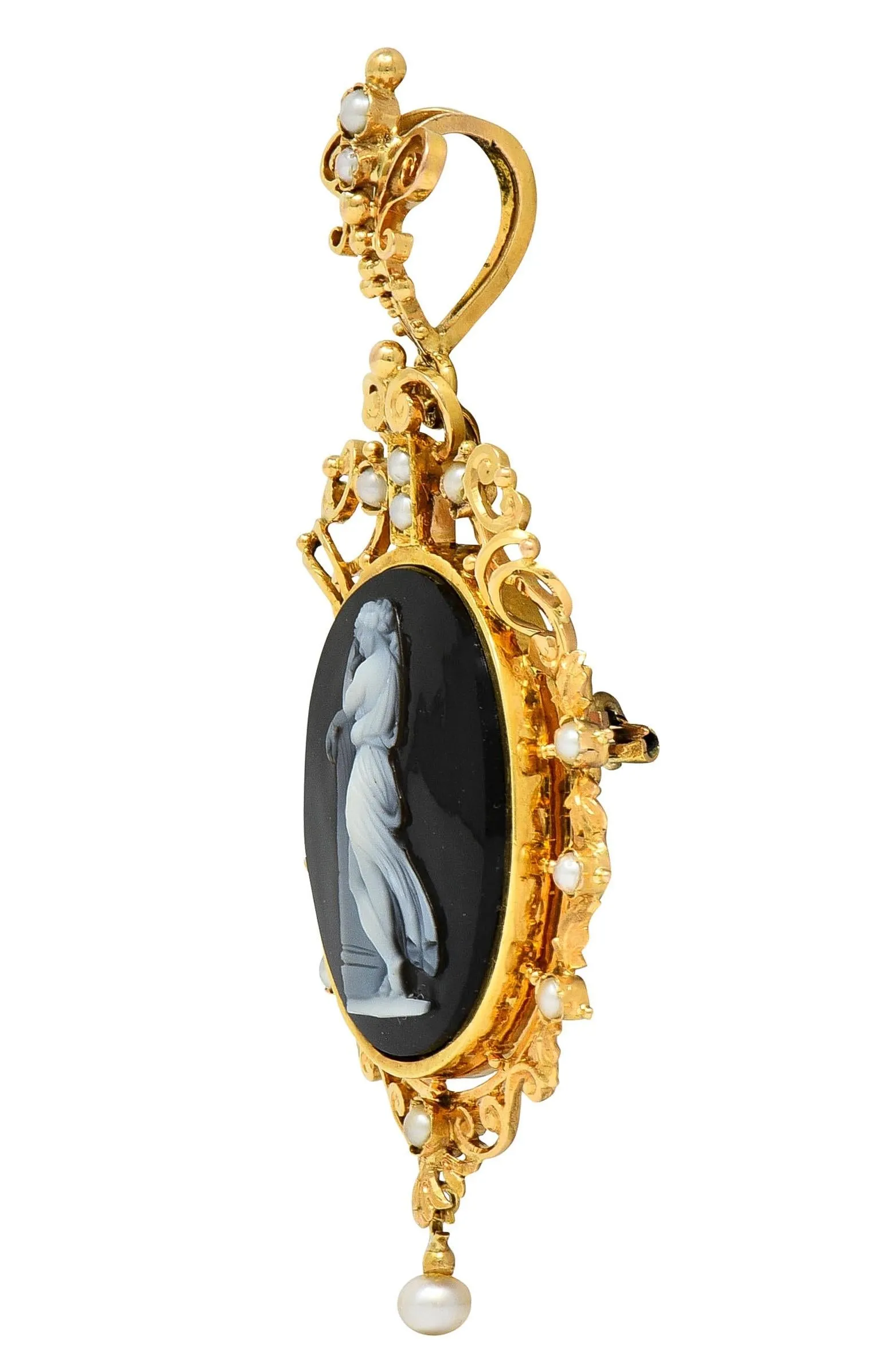French Victorian Pearl Carved Agate Onyx 18 Karat Gold Neoclassical Women Antique Pendant Brooch