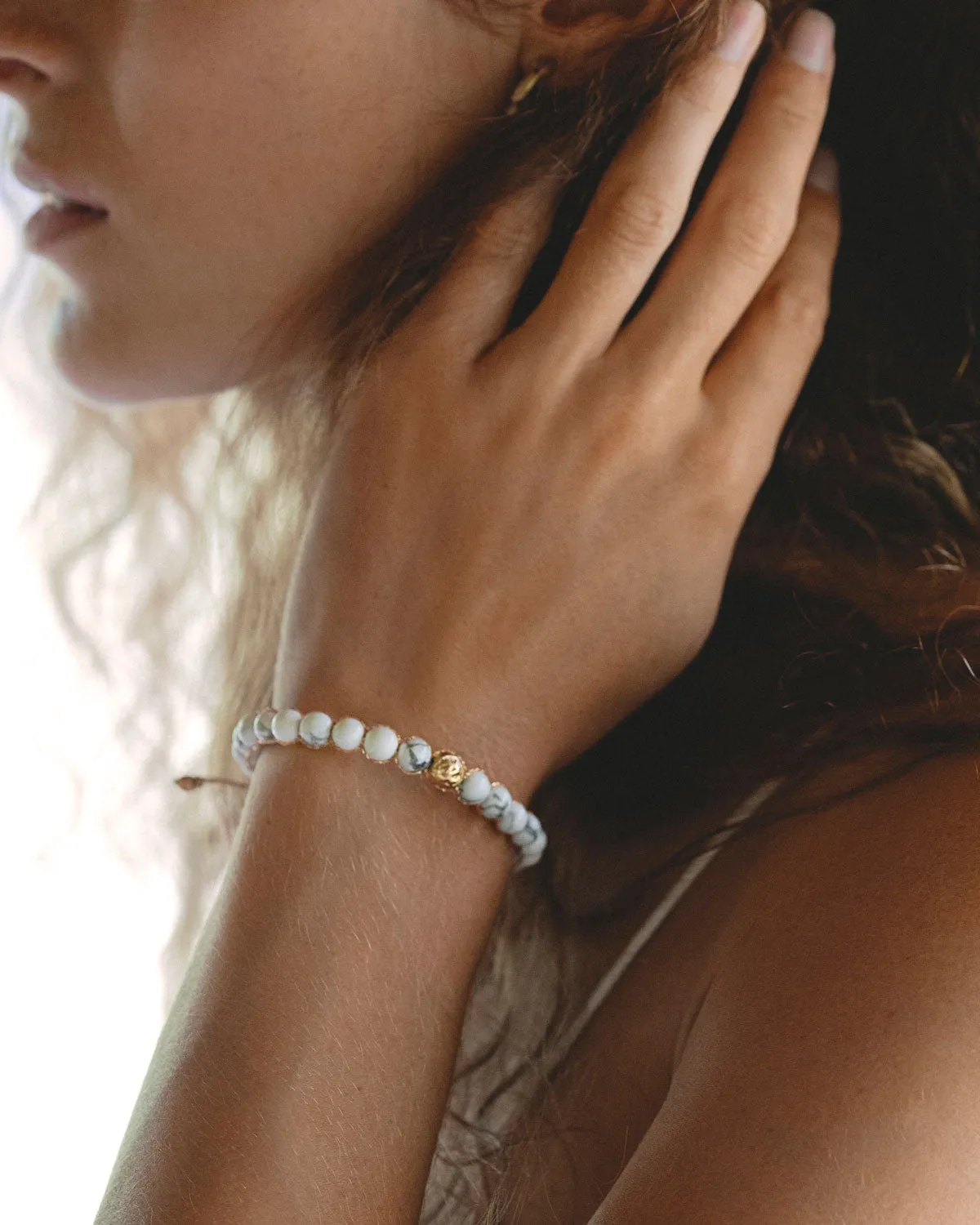 Howlite 6mm Bracelet | Gold