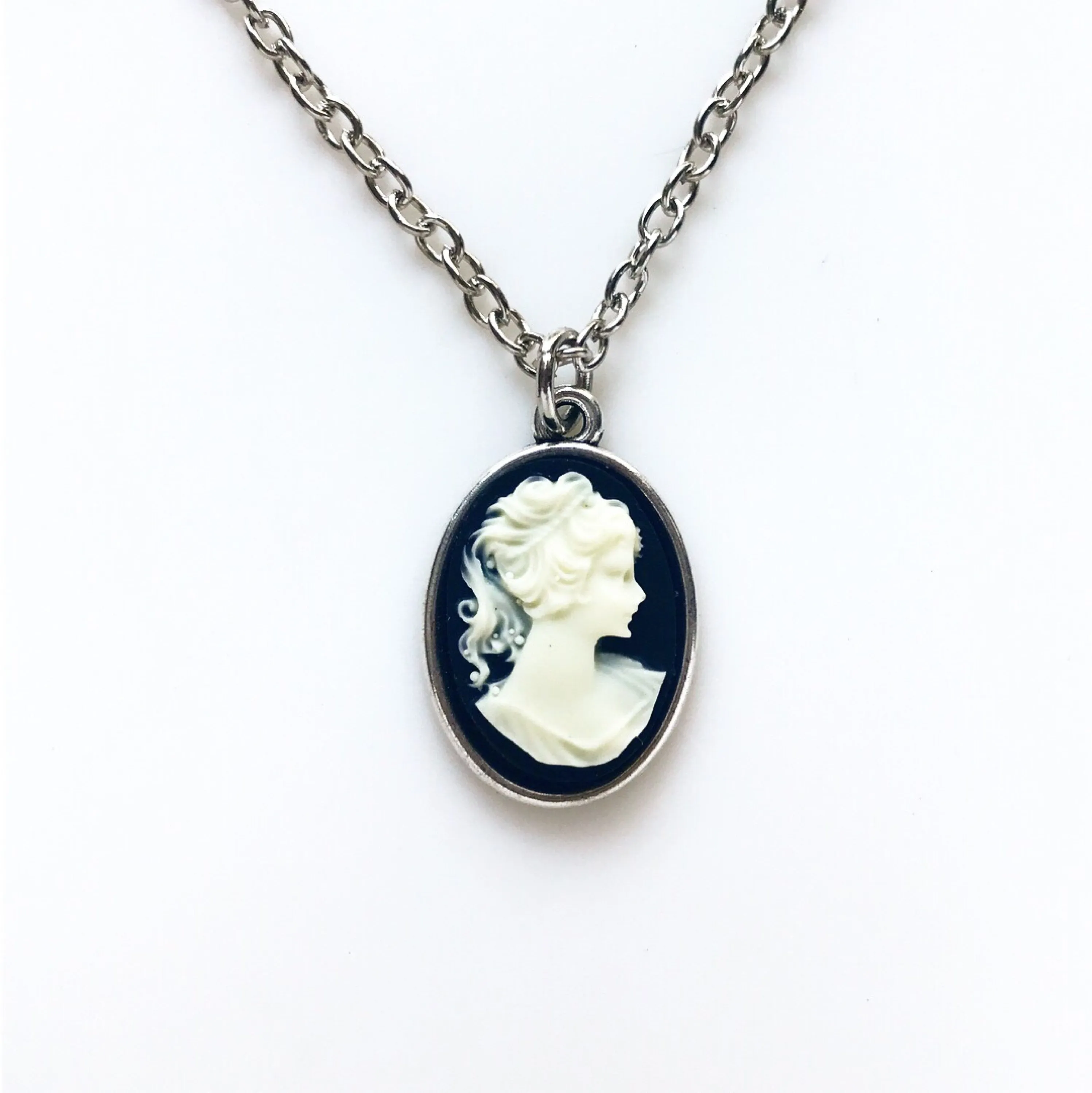 Lady Cameo Necklace in Silver Small Size