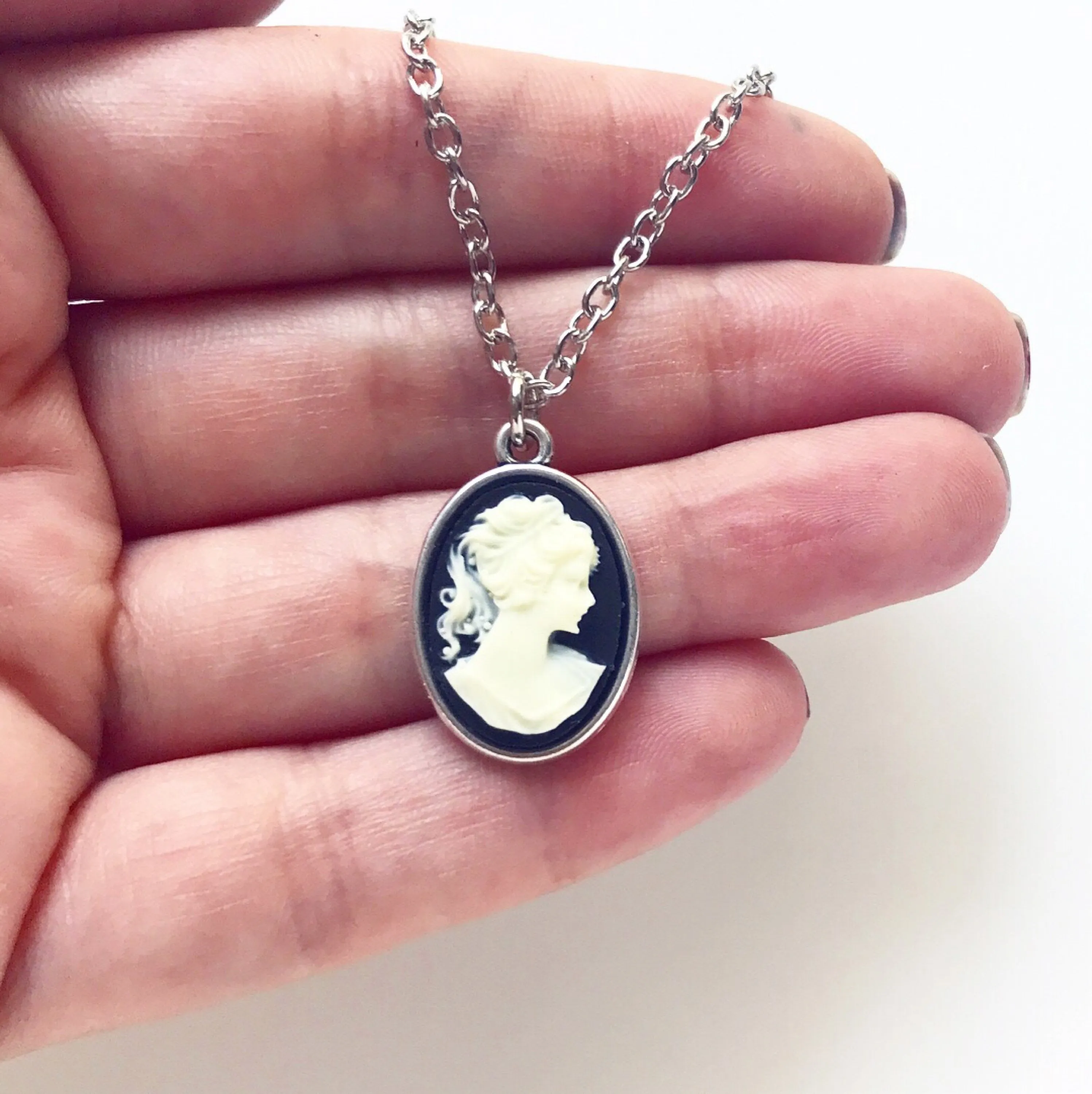 Lady Cameo Necklace in Silver Small Size