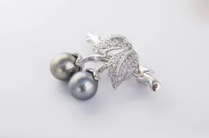 Leaves and Berries Brooch in 18K White Gold with Grey Pearls and Diamonds