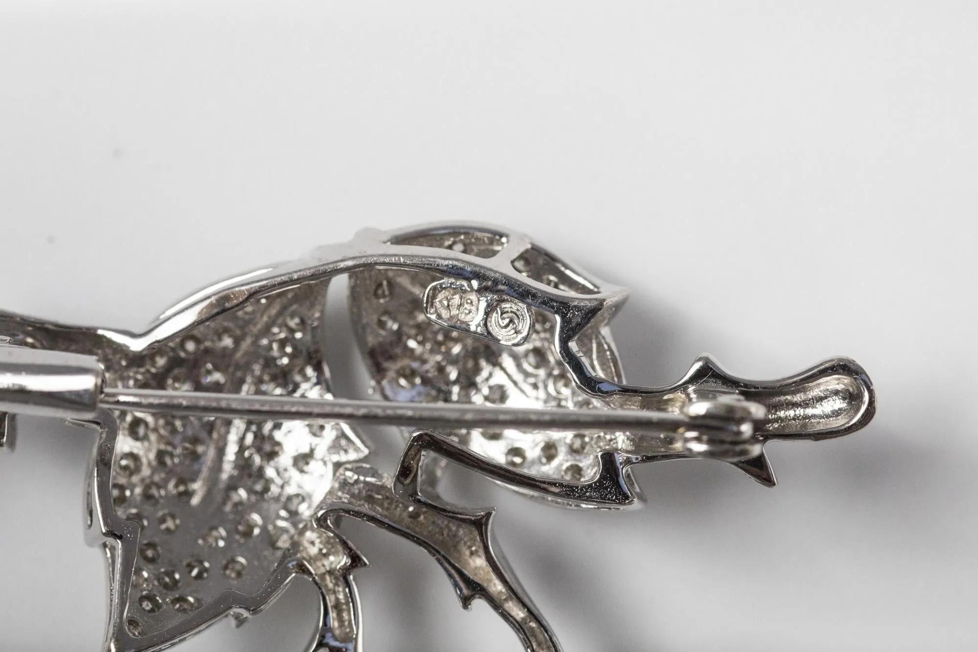 Leaves and Berries Brooch in 18K White Gold with Grey Pearls and Diamonds