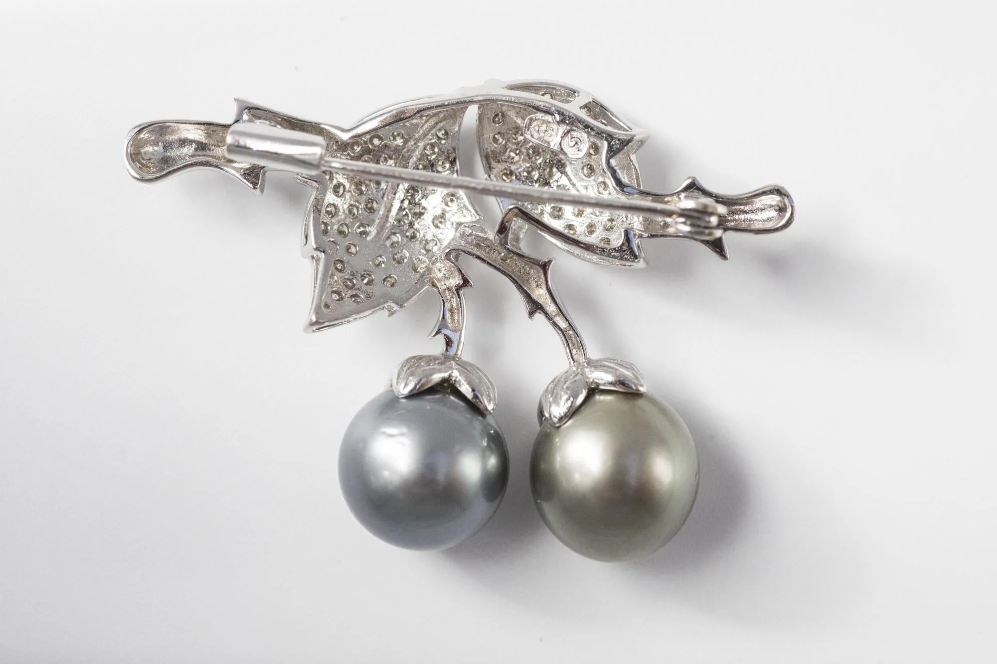 Leaves and Berries Brooch in 18K White Gold with Grey Pearls and Diamonds