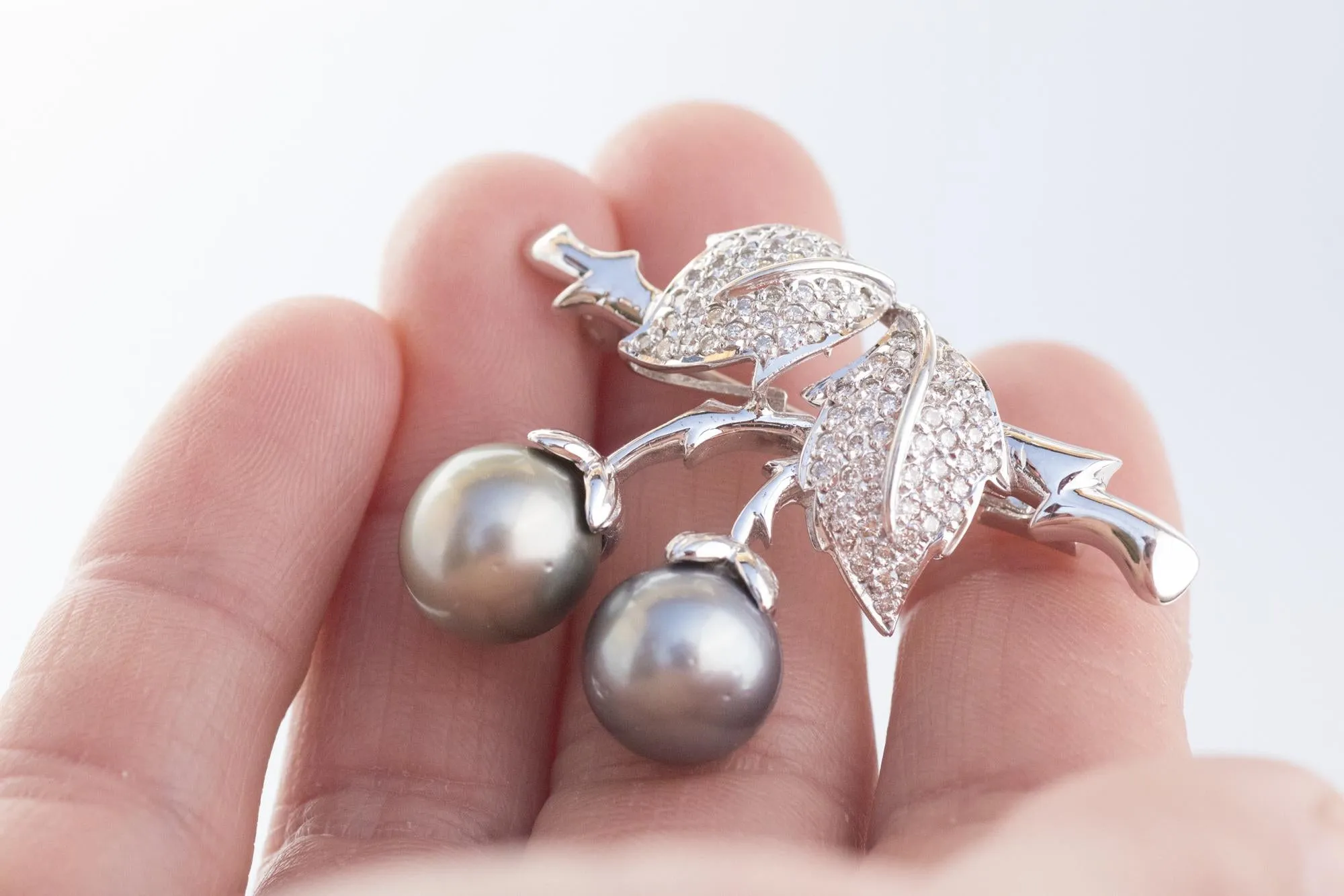 Leaves and Berries Brooch in 18K White Gold with Grey Pearls and Diamonds