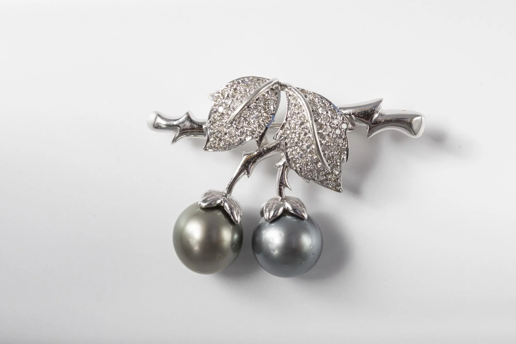 Leaves and Berries Brooch in 18K White Gold with Grey Pearls and Diamonds
