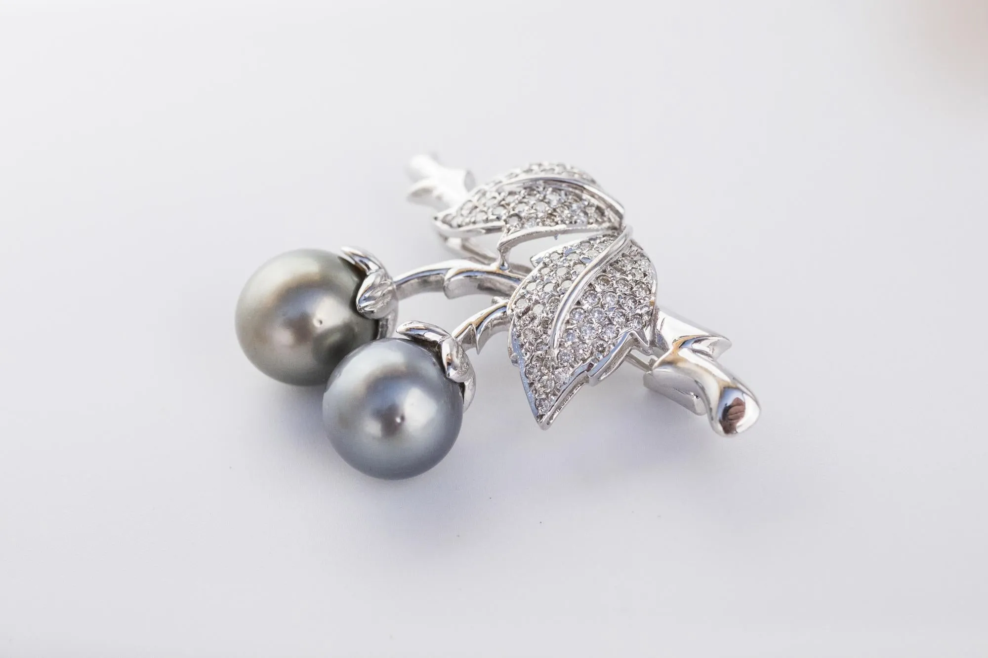 Leaves and Berries Brooch in 18K White Gold with Grey Pearls and Diamonds
