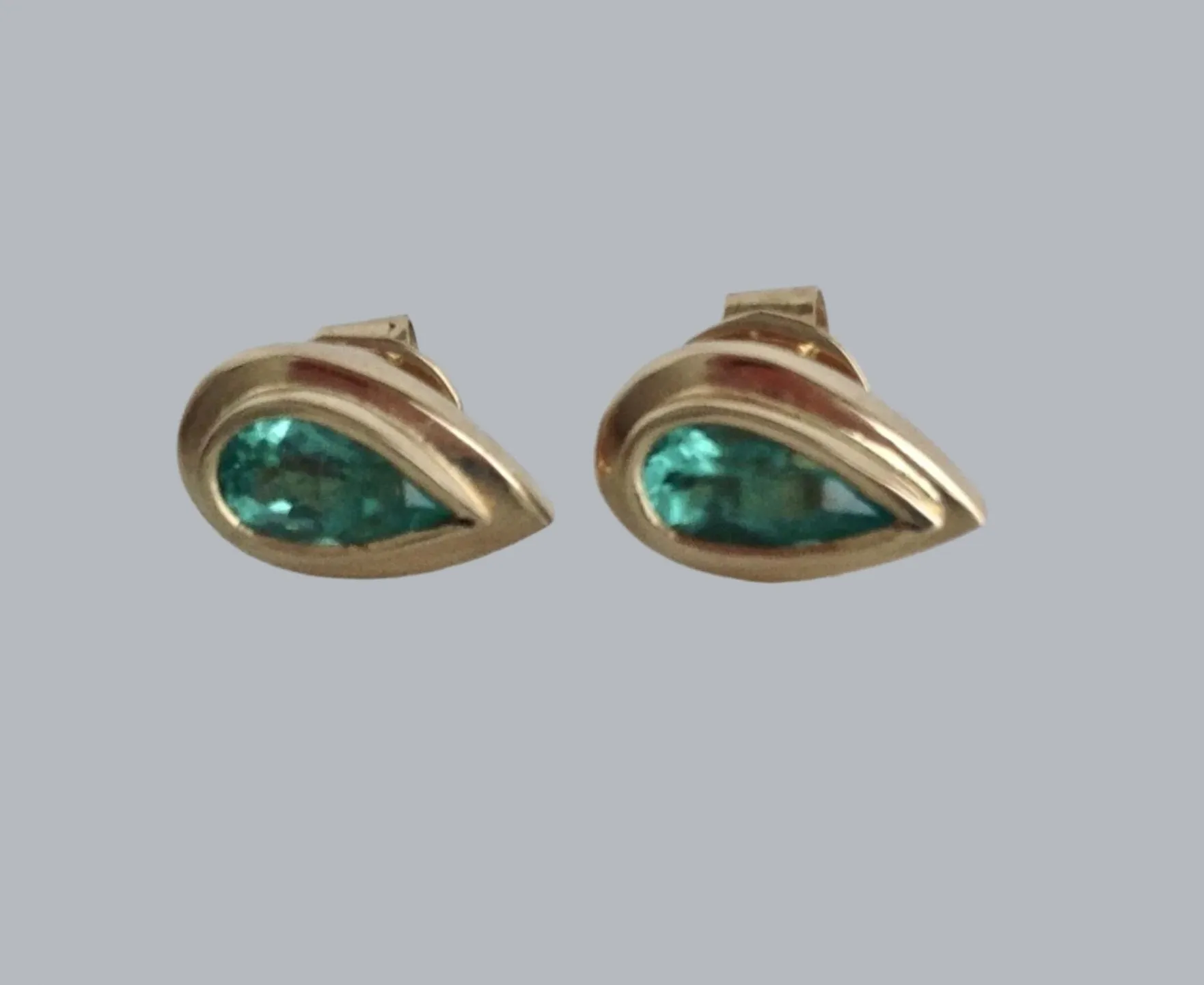 Pear Cut Emerald Dome Stud Earrings 18K Yellow Gold