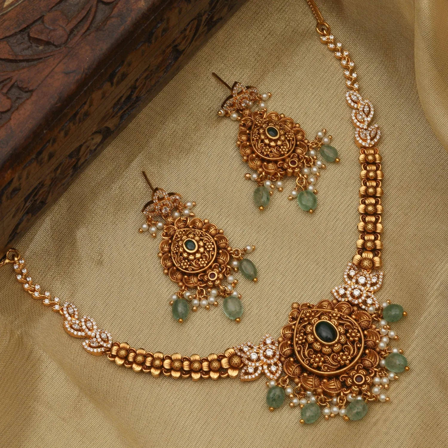 Ratnavi Antique Necklace Set