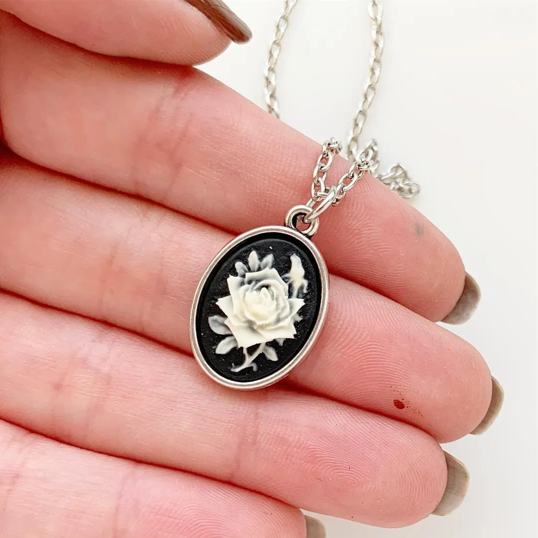 Rose Cameo Necklace Black / Silver Small Size