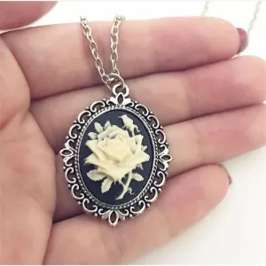 Rose Cameo Necklace Black / Silver