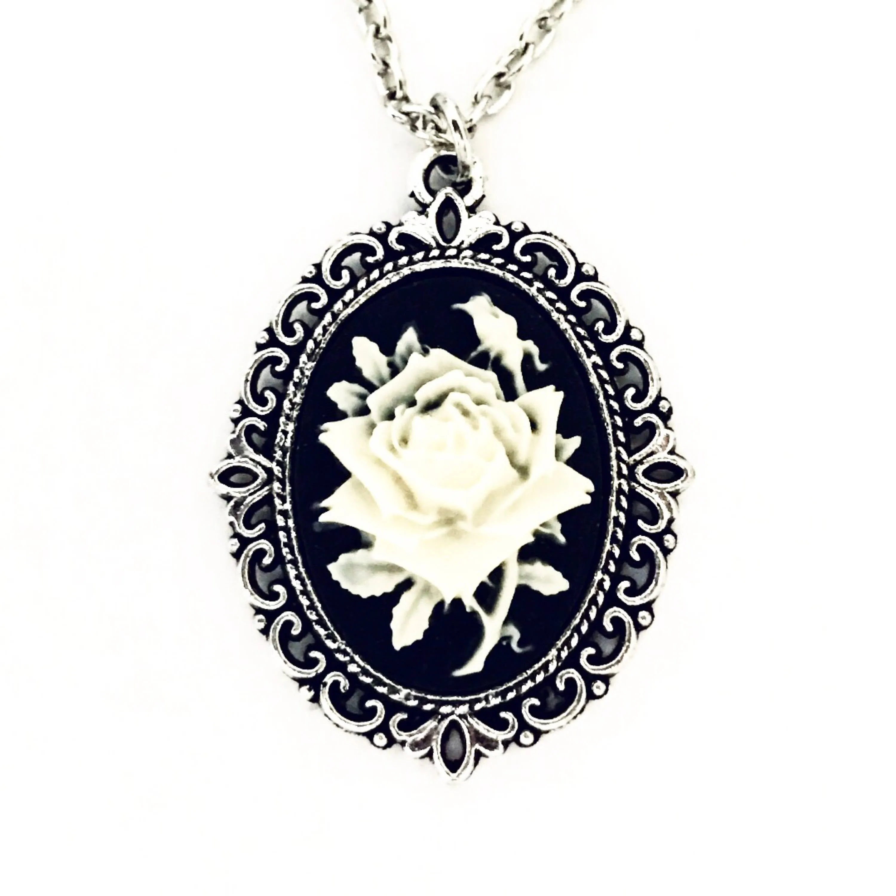 Rose Cameo Necklace Black / Silver