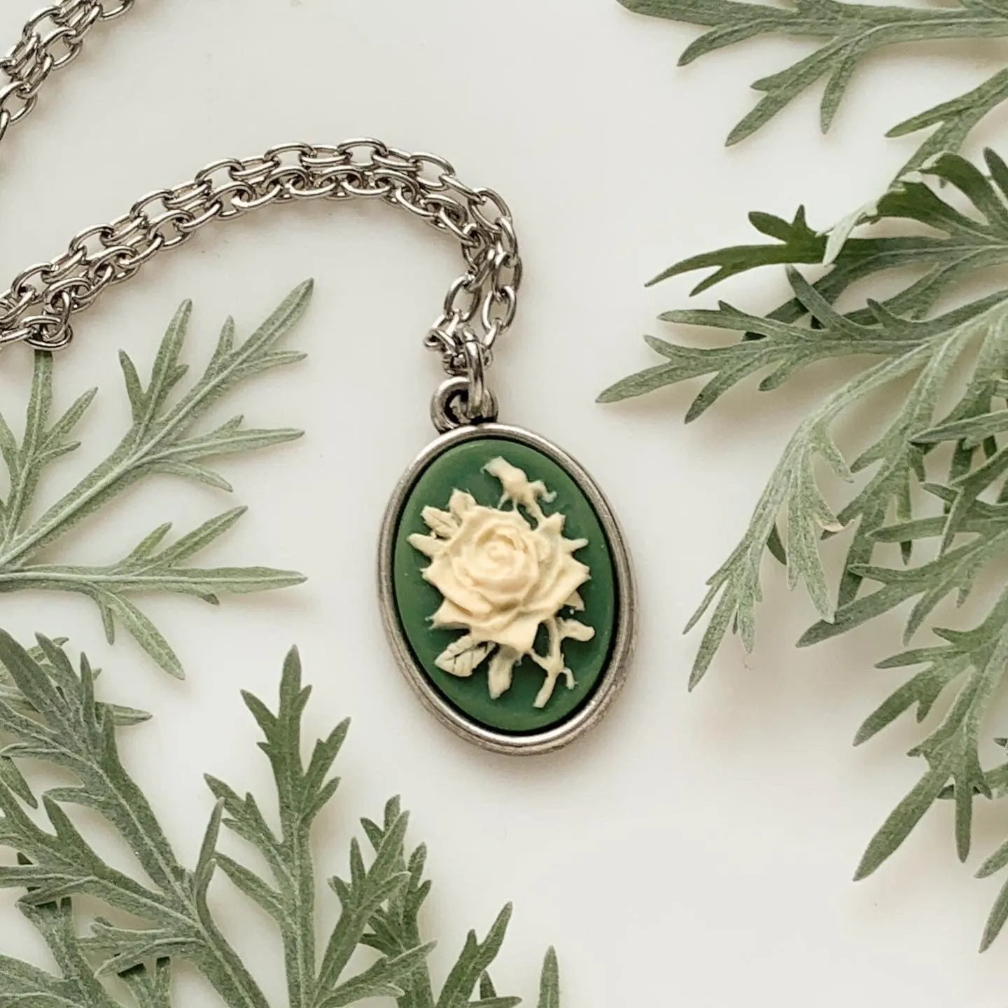 Rose Cameo Necklace Green / Silver Small Size