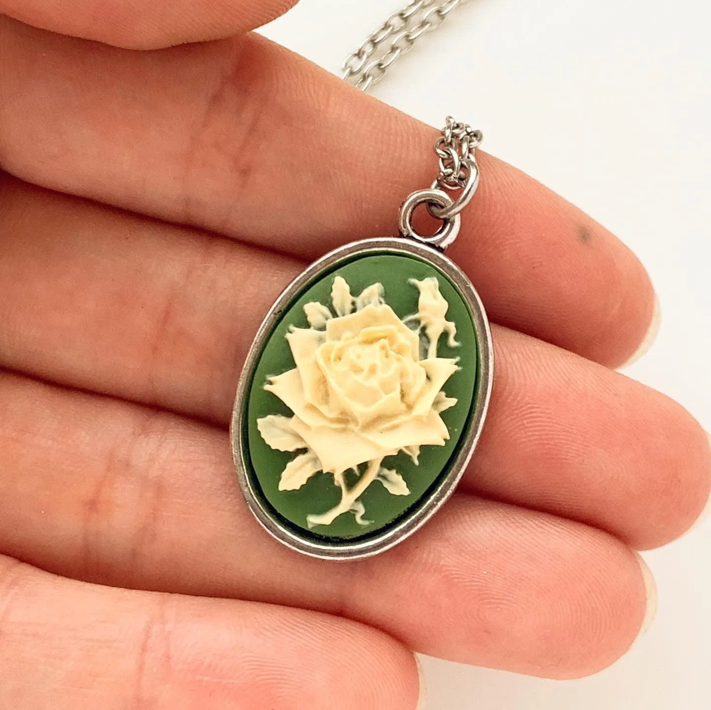 Rose Cameo Necklace Green / Silver