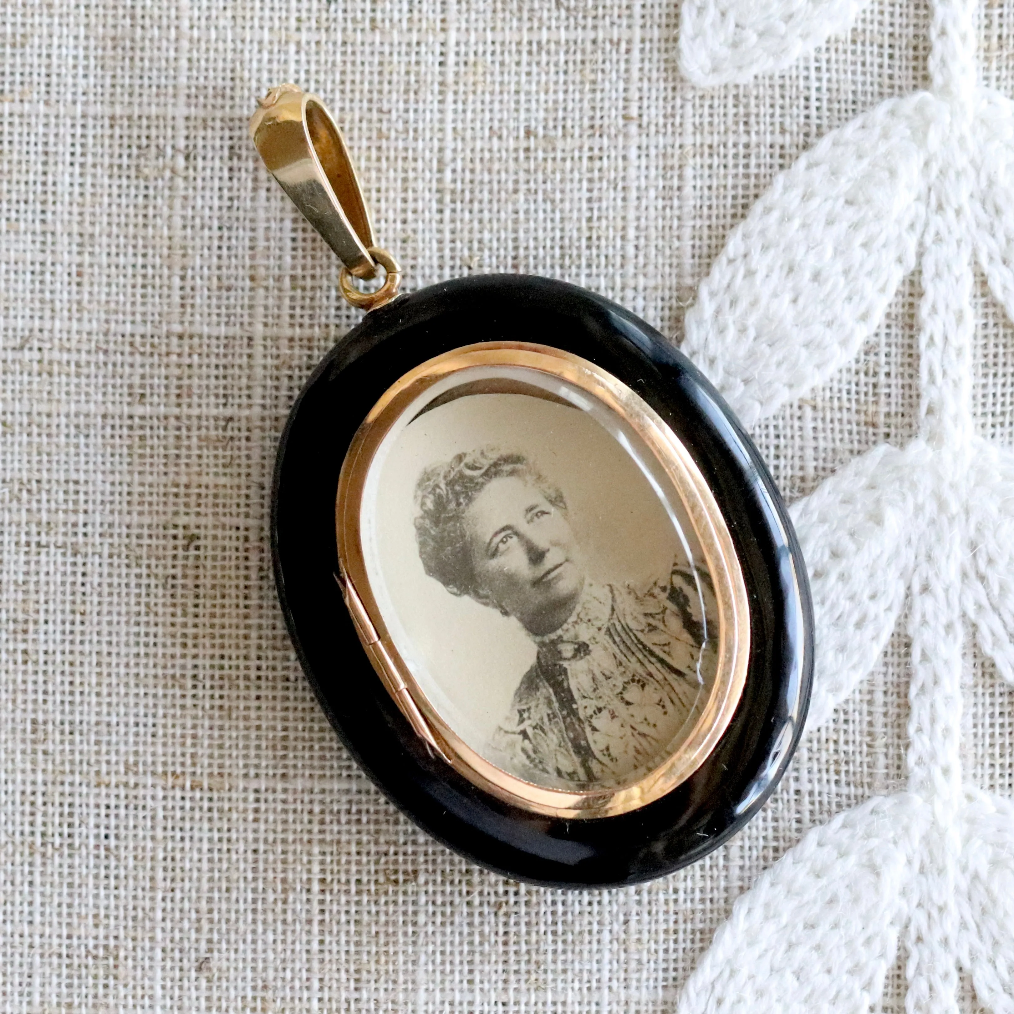 Vintage Large onyx and pearl mourning locket in 14k yellow gold