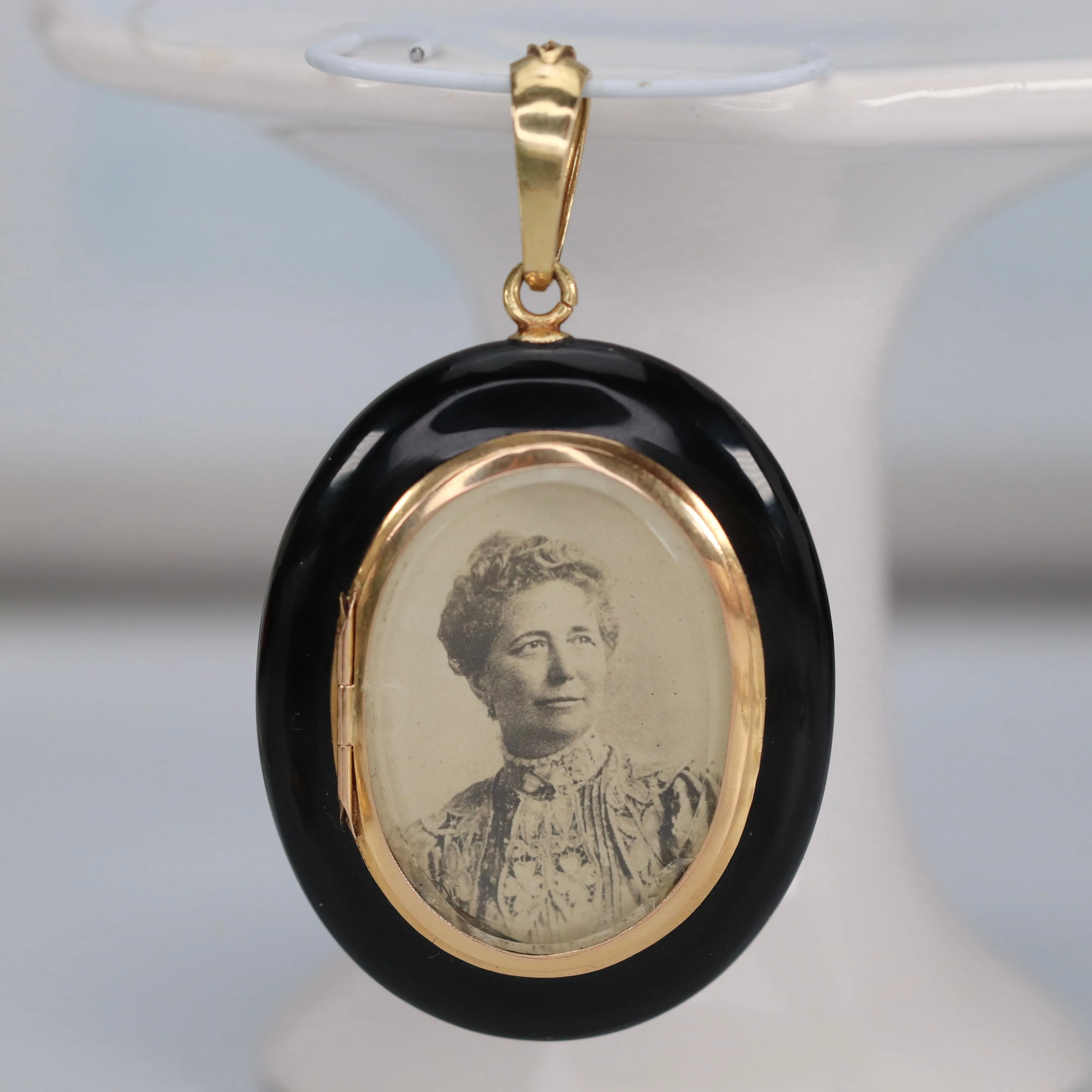 Vintage Large onyx and pearl mourning locket in 14k yellow gold