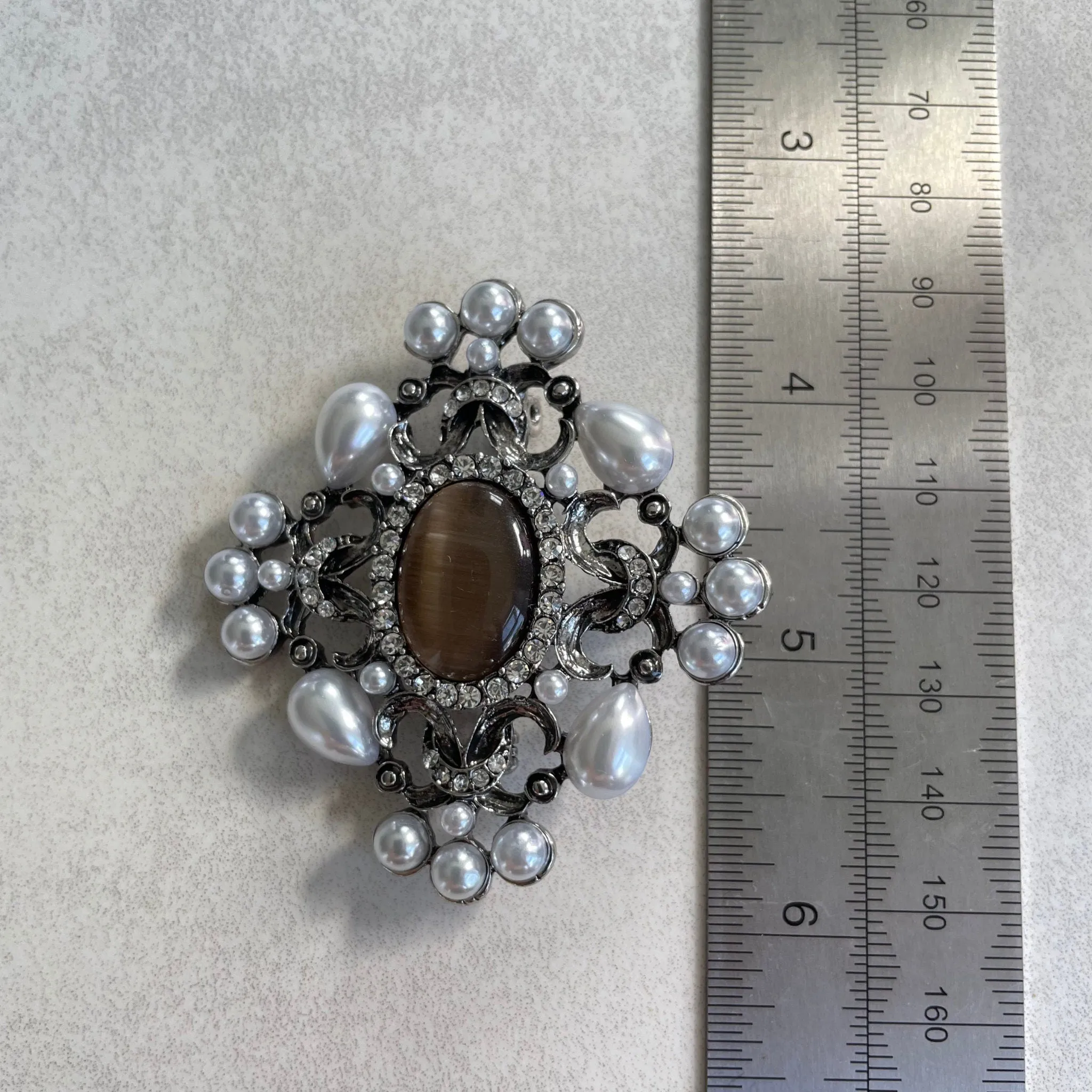 Vintage style pearl silver pin brooch
